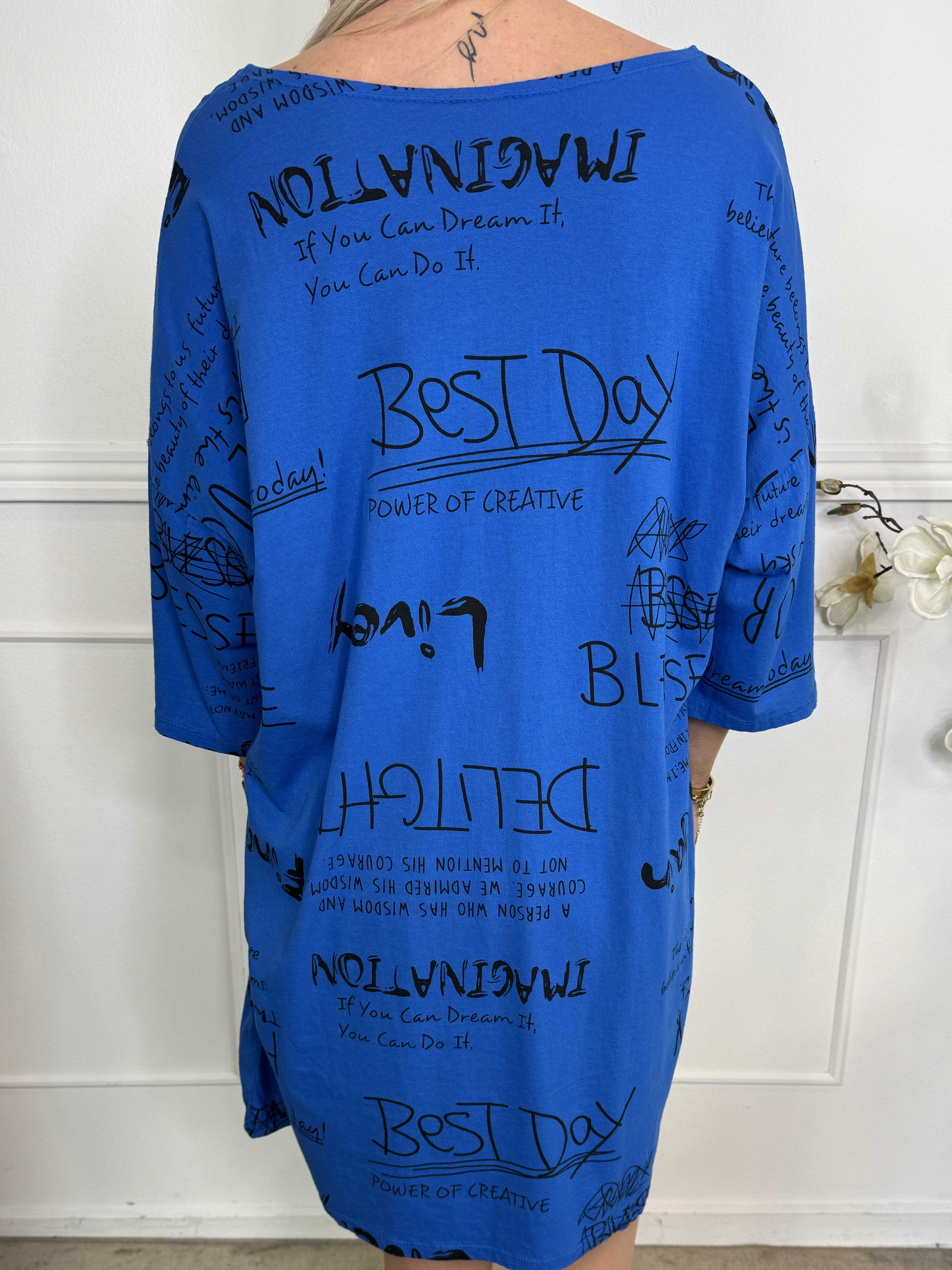 Lora - T-shirtklänning med text